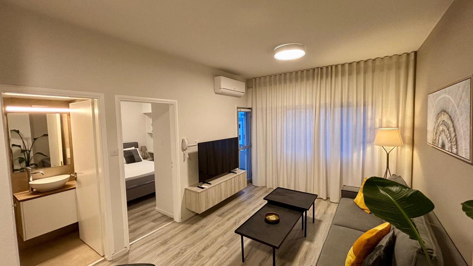 Seabreeze City Center Flats By Trulycyprus Limassol Extérieur photo